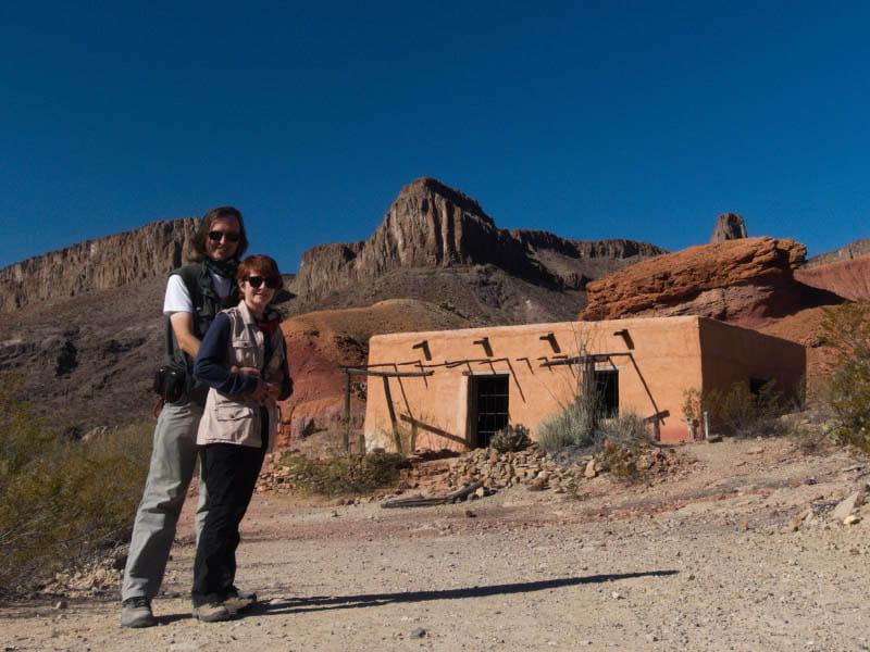 Karl Rorabacher con su esposa, Deb, en el Parque Estatal Big Bend Ranch en Texas, 2020年6月他心脏病发作后的五个月. (Fotografía cortesía de Karl Rorabacher)