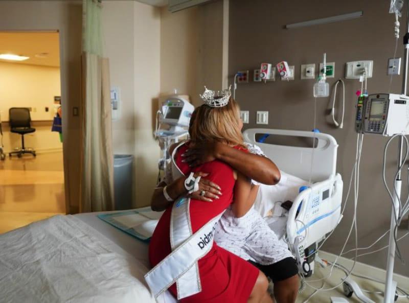 Jude Maboné hugging and giving words of encouragement to a patient in the hospital awaiting major surgery. (图片来源:Jude mabon<e:1>)